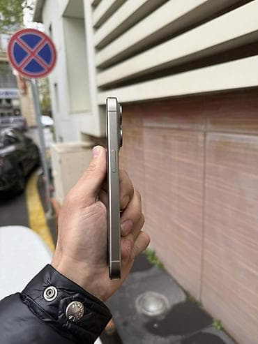 IPhone 15 Pro, Natural Titanium, Face ID — 2