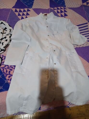 Ağ rəngli tibbi xalat - Klassik model, yarımstend yaxalı - Ön hissədə