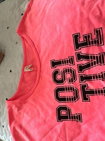 Футболки: Neon çəhrayı rəngdə qolsuz qısa top (crop-top). Ön tərəfdə iri — 2