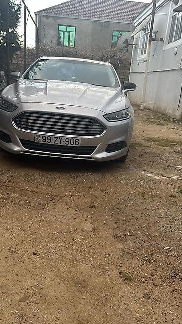 Ford Fusion sedan – gümüşü rəng, dövlət nömrə nişanı AZ 99-ZY-906