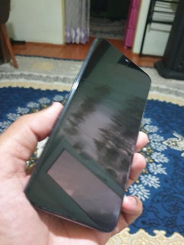 Smartfon – 6.5” təxmini tam ekranlı, ön kameranın ekranın yuxarı