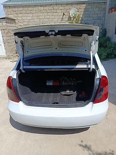 passat disk: Hyundai Accent (sedan), ağ rəng. Texniki xüsusiyyətlər və təchizat: - — 5