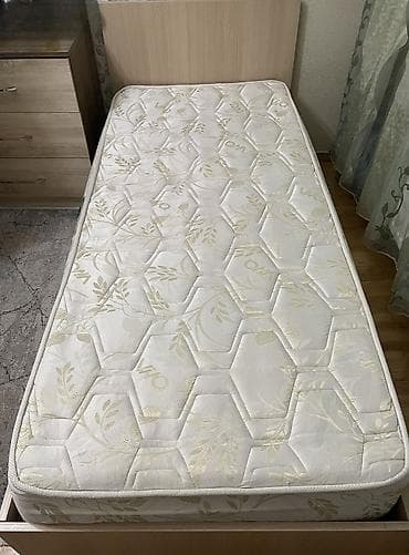 İki bazalı taxt ölçüləri 2 metr × 90 santimetrdir. Döşəkləri ilə