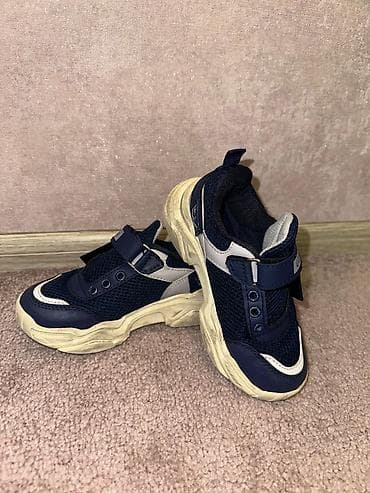 38 ölçü uşaq krossovkası: Baha alinib.Yaxwi veziyyetdedir.28 razmer — 2