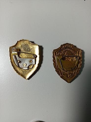 gitara sim: Sovet dövrünə aid iki ədəd “Отличник ВВС” (SSRİ Hərbi Hava Qüvvələri — 2