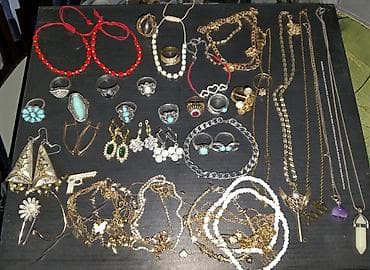 Qadın aksesuarları dəsti – müxtəlif üslubda zərgərlik bəzəkləri.Hamsi