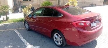 yağış sensoru: Chevrolet Cruze sedan – qırmızı (metalik) rəngdə, 4 qapı, arxa “CRUZE” — 3