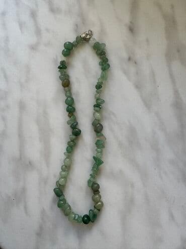 Yaşıl daşların təbii teksturası kolyeyə unikallıq qatır.Boho ve ayrı lalafo.az -da Yaşıl daşların təbii teksturası kolyeyə unikallıq qatır.Boho ve ayrı