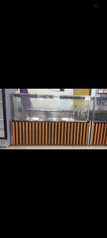 Şüşə vitrin – paslanmayan poladdan hazırlanan servis və nümayiş stendi