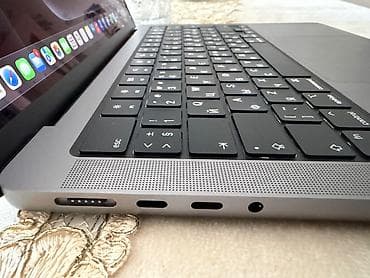 Apple MacBook: MacBook Pro m3 yenikidi 5 defe kinoya baxilib ustunde orginal adapdir — 2