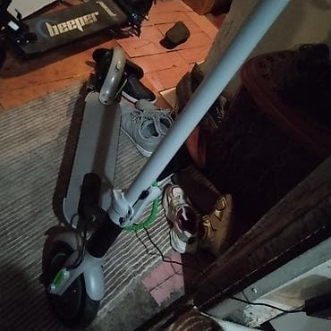 Elektrik skuter - Rəng: boz-ağ gövdə, yaşıl vurğular - Şinlər: iri — 3