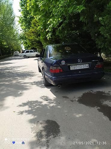 2.2 cdi mator: Mercedes-Benz sedan, tünd mavi rəng. Kuzov W124 üslubunda 4 qapı, arxa — 3