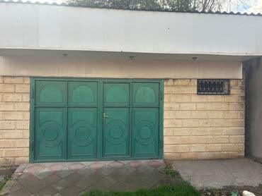 1 otaqlı kohnə tikili: Qaraj/Anbar sahəsi kirayə verilir - Metal iki qanadlı yaşıl qapı və — 1