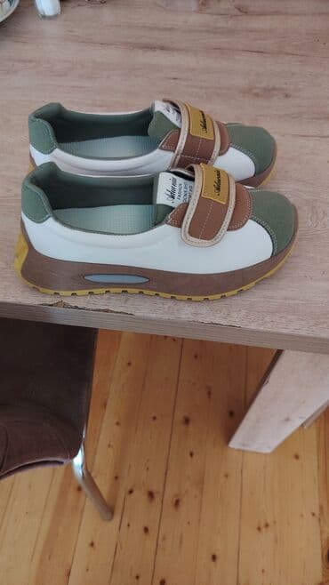 детские кроссовки для танцев: - Model: “Shannu” etiketi ilə - Rənglər: yaşıl burun hissəsi, ağ — 1