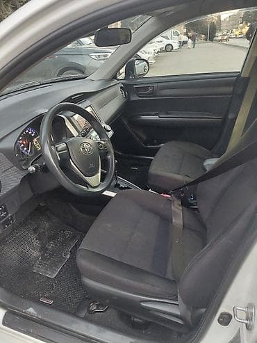 Toyota sedan – ağ rəngli, şəhər və uzun yol üçün praktiki seçim