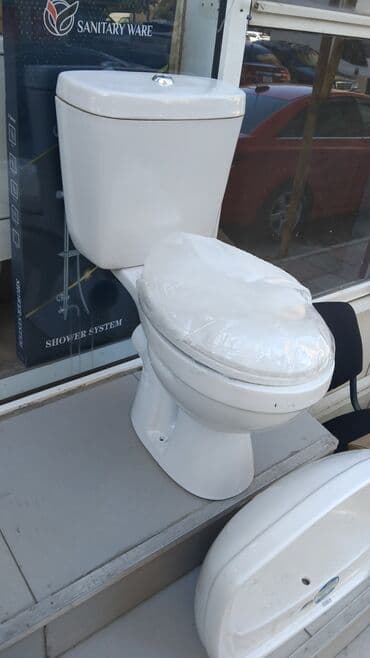 унитаз для инвалидов: Ağ rəngli unitaz dəsti. Dəstə oturacaq və su çəni daxildir. Hamam və — 1