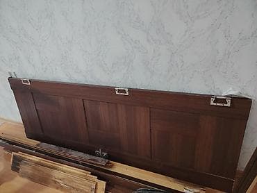 - Taxta qapı dəsti – tünd qəhvəyi (vengə tonunda), klassik panelli