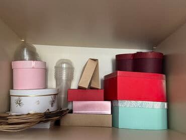 Müxtəlif forma və ölçülərdə olan bir neçə hədiyyə qutusu dəsti