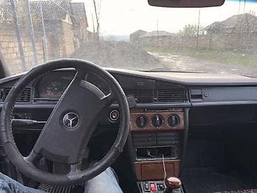 volkswagen tiguan ii: Mercedes-Benz 190 (W201) sedan - Kuzov: 4 qapılı sedan, qara rəngdə — 9