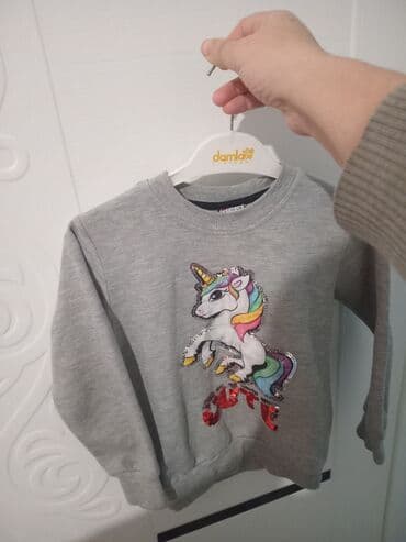 - Model 1: Açıq-boz rəngdə, ön hissədə parıltılı payetlərlə işlənmiş