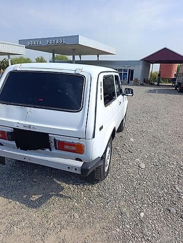 lifan kpr 250: VAZ Niva avtomobili təqdim olunur. Kuzov ağ rəngdədir və klassik 3 — 5