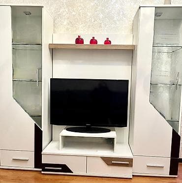 Tv stend və 2 ədəd dolab satılır. *TƏCİLİ* Ünvan: Yeni Yasamal — 1