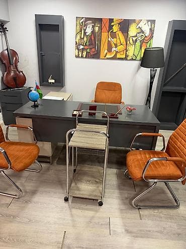 Ofis mebeli dəsti - İş masası: Geniş iş səthi olan, tünd boz üstlü