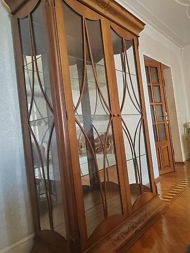 Zövqlü vitrin şkaf - Material: massiv ağac karkas, şüşə qapılar və — 7
