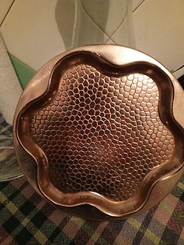 qizil qablari: Mis rəngli metal qab – altı arı pətəyi (heksaqonal) fakturalı, üst — 1
