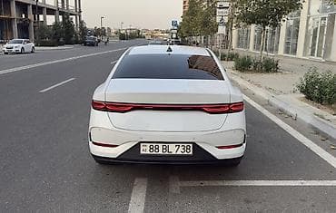 2107 ehtiyyat hisseleri: Ağ rəngli, 4 qapılı sedan. Dinamik, aerodinamik kuzov dizaynı, iri — 9