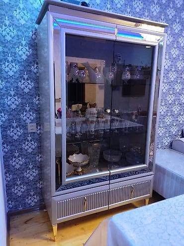 Şüşəli dolab vitrini