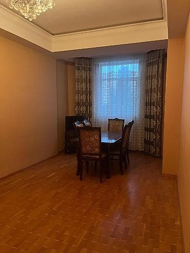kirə: Mənzil – 2 otaqlı, ayrı mətbəxli - Geniş qonaq otağı: parket döşəmə — 1