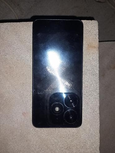 tecno spark 8c: Smartfon – arxa hissədə üç dairəvi moduldan ibarət kamera bloku ilə — 1