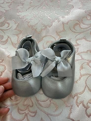 usaq metbexi: Gümüşü rəngdə, bant detallı uşaq ayaqqabıları. Bu zərif ayaqqabılar — 1