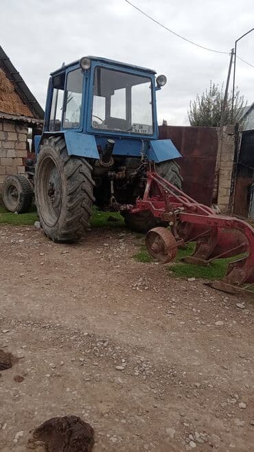 aqrar kend teserrufati texnika traktor satis bazari: MTZ tipli təkərli traktor + asma kotan - Korpus: kabinalı, mavi — 1