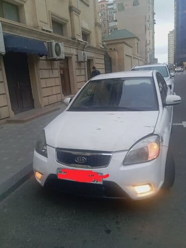 Kia Rio: 1.5 l | 2010 il Sedan