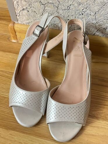 бежевые босоножки на тракторной подошве: Размер: 39, цвет - Бежевый, Б/у — 1