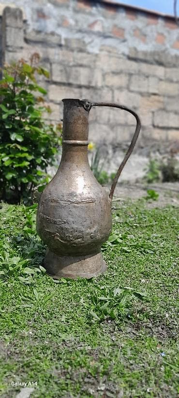 i̇ki nəfərlik velosiped: Məhsul: Mis/kupça su tökən qədim ibrik Təsvir: - Material: Dökülmüş — 1