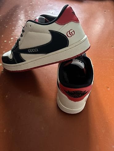 Səndəl və şəp-şüplər: Ağ-qara-qırmızı rənglərdə aşağı profilli idman ayaqqabısı. - Model — 2