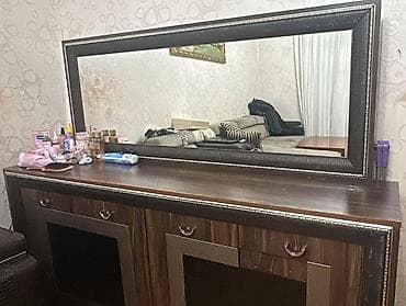 yataq taxtı: Yataq otağı üçün mebel dəsti Tərkibi: - Şkaf-vitrin: yuxarı hissəsi — 2