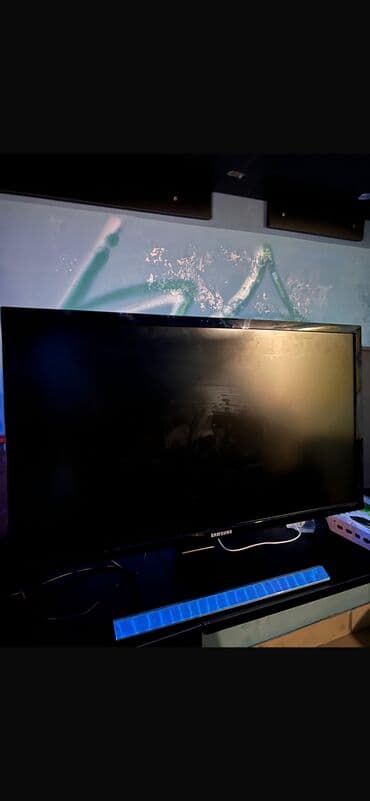 notbuk islenmis: Samsung UHD Monitor, 28 düymlük ekran ölçüsünə malikdir. Bu monitor — 2