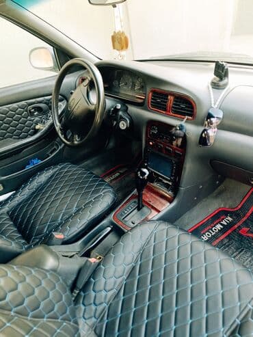 əllə çəkilmiş maşın şəkilləri: Kia Sephia sedan - Kuzov: 4 qapılı sedan, tünd yaşıl rəng - Ön hissə — 6