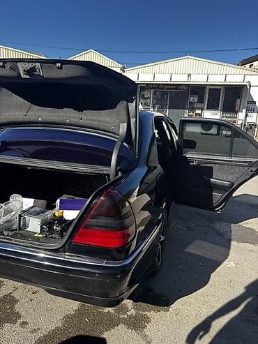 lexus az: Mercedes-Benz C‑Class (W202) sedan – qara rəng. Xüsusiyyətlər: - — 4