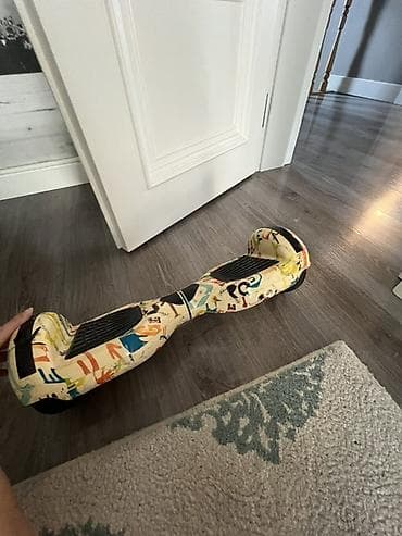 Elektrik nəqliyyatı: Qraffiti üslubunda rəngli dizayna malik elektrik hoverboard (özünü — 1