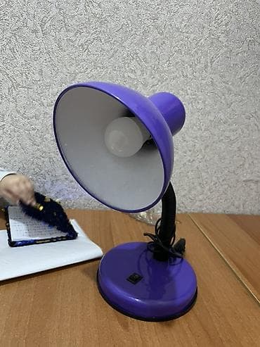 Bənövşəyi masa lampası - Rəng: bənövşəyi, iç hissəsi ağ reflektorla -