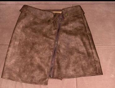 Qəhvəyi rəngdə süni dəri ətək. A-şikildə kəsim, qısa model. Ön hissədə