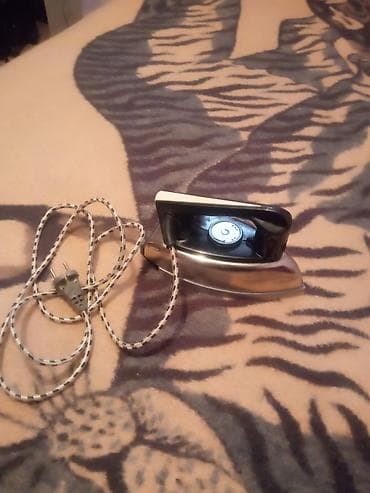 köz ütüsü: Klassik elektrik ütüsü - Kompakt ölçülü, metal altlıq və plastik — 1