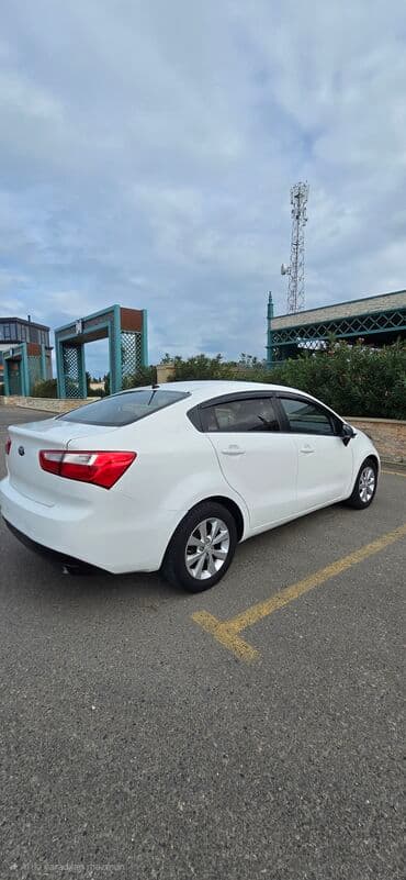mersedes c 230: Kia Rio: 1.4 l | 2012 il Sedan — 4