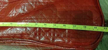 Dəbilqələr: Parlaq qırmızı rəngdə, dəbli görünüşlü çantası. Qısa tutacaqları var — 8