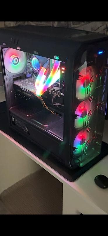 RGB işıqlandırmalı masaüstü oyun kompüteri. Korpus qara rəngdədir və